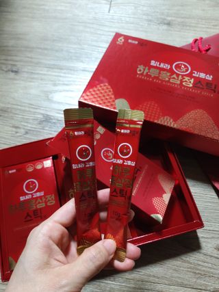힘내라김홍삼 하루홍삼정스틱 10g x 30포 — 5점을 준 리뷰어가 2021년 4월 올린 사용 사진