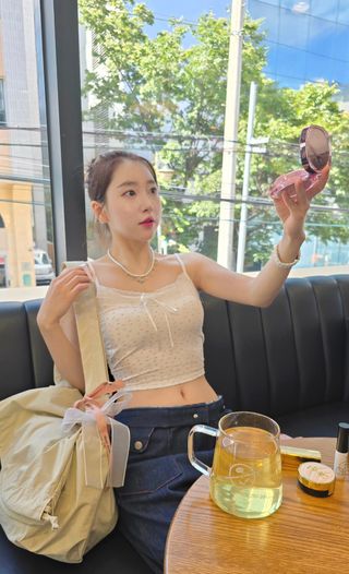 프리[한국화장품] 산심 명휘 글로우 쿠션 (1호 화사한 색 ) — 5점을 준 리뷰어가 2024년 9월 올린 사용 사진