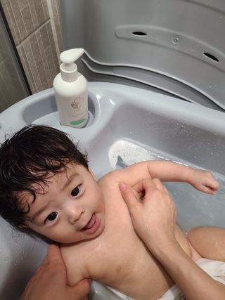 mom e 맘이 내추럴 베이비 케어 샴푸앤바스+로션 — 5점을 준 리뷰어가 2021년 1월 올린 사용 사진