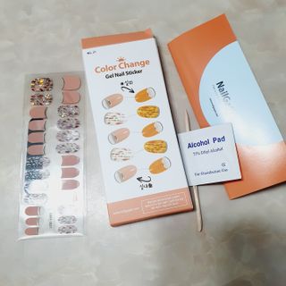 [네일가게] 햇빛에 닿으면 색이 변하는 신기한 햇살 반전 네일스티커_B — 2점을 준 리뷰어가 2021년 8월 올린 사용 사진