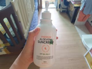 [닥터문] 프리미엄 알로에베라 선크림 500ml — 5점을 준 리뷰어가 2022년 7월 올린 사용 사진