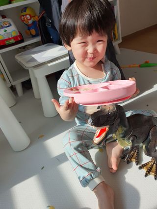 유비맘 캐릭터 실리콘 흡착 식판_색상 랜덤발송 — 5점을 준 리뷰어가 2021년 3월 올린 사용 사진