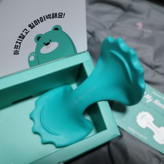힐니스북 [힐마이넥]   거북목 통증완화를 위한 휴대용 목 안마기 — 5점을 준 리뷰어가 2022년 12월 올린 사용 사진