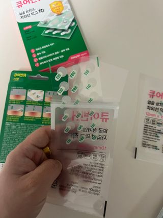 [큐어반H 스팟] 자외선 99프로 차단되는 스틱타입 스팟밴드(1팩 / 66매입) — 5점을 준 리뷰어가 2022년 11월 올린 사용 사진