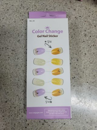[네일가게] 햇빛에 닿으면 색이 변하는 신기한 햇살 반전 네일스티커 — 5점을 준 리뷰어가 2021년 8월 올린 사용 사진