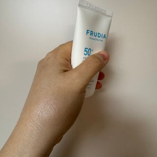 나우 [후르디아] 백탁NO! 화잘먹 수분광 선 에센스✨ — 5점을 준 리뷰어가 2025년 3월 올린 사용 사진