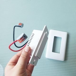 아카라 조명 스위치를 누워서 끄는 방법 (스마트 조명 스위치 2구 + 무선 리모트 스위치 1구 T1, 스마트 허브 E1) — 5점을 준 리뷰어가 2021년 12월 올린 사용 사진