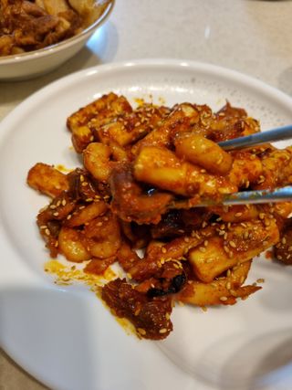 화끈한녀석들 새오똥400g 새우,오징어,똥집 볶음요리 소스,밀떡, 참기름 포함 — 2.5점을 준 리뷰어가 2022년 12월 올린 사용 사진
