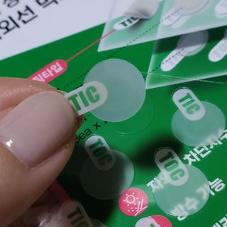 [큐어반H 스팟] 자외선 99프로 차단되는 스틱타입 스팟밴드(1팩 / 66매입) — 5점을 준 리뷰어가 2022년 11월 올린 사용 사진