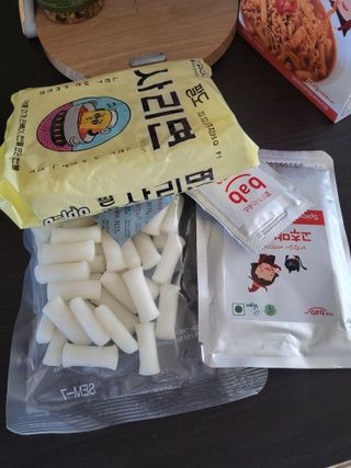 더밥  고추마녀 라볶이 +  나이스미 무설탕 현미후레이크 — 5점을 준 리뷰어가 2021년 10월 올린 사용 사진
