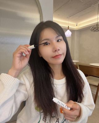더소설 소설 블랙아이래쉬 세럼 10g(SOSEOL BLACK EYELASH SERUM 10g) — 5점을 준 리뷰어가 2023년 12월 올린 사용 사진