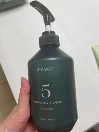 르핸스 퍼포밍 5 샴푸 비반트 포렛/베티버 포그 — 5점을 준 리뷰어가 2023년 3월 올린 사용 사진