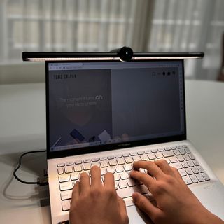 TOMO GRAPHY 나 있을땐 환한 조명 나 없을땐 확실한 살균 ★ DESK LIGHT & STERILIZER [ON] ★ — 5점을 준 리뷰어가 2021년 11월 올린 사용 사진