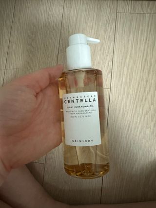 스킨1004 [SKIN1004] 마다가스카르 센텔라 라이트 클렌징 오일 200ml — 5점을 준 리뷰어가 2024년 7월 올린 사용 사진