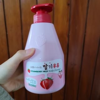 [과일나라] 피부가 마시는 딸기우유 바디클렌저&바디로션 — 5점을 준 리뷰어가 2022년 3월 올린 사용 사진