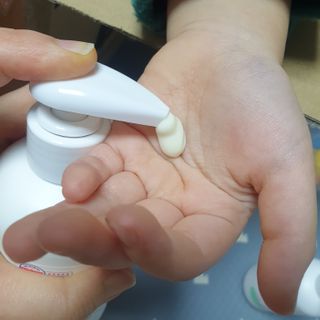 mom e 맘이 내추럴 베이비 케어 샴푸앤바스+로션 — 4점을 준 리뷰어가 2021년 1월 올린 사용 사진