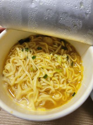 NISSIN 닛신 컵누들  4종 - 씨푸드오리지날, 씨푸드 스파이시, 씨푸드 커리, 씨푸드 XO소스 — 3.5점을 준 리뷰어가 2022년 4월 올린 사용 사진