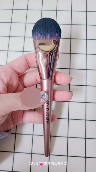[툴앤썸] 메이크업 브러시로 바르고 호빵 스펀지로 클렌징하는 A-Z 뷰티툴 5종 — 3.5점을 준 리뷰어가 2021년 2월 올린 사용 사진