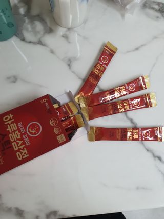 힘내라김홍삼 하루홍삼정스틱 10g x 10포 — 3점을 준 리뷰어가 2021년 3월 올린 사용 사진