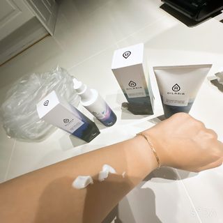 오일아리아 뉴트리 모이스처라이징 세사미 씨드 오일로션 & 데일리 디톡스 세사미 그라운즈 바디스크럽 — 4점을 준 리뷰어가 2023년 8월 올린 사용 사진