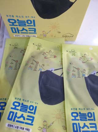 [심폐소생소] 오늘의마스크 KF94 소형 초등학생 어린이 마스크 — 5점을 준 리뷰어가 2021년 11월 올린 사용 사진