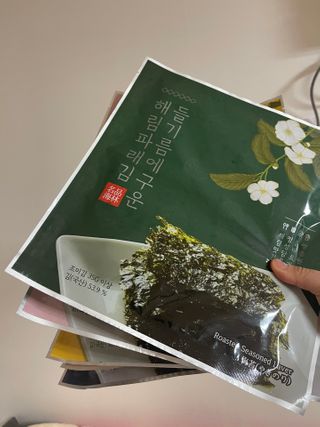 [해림맛김] 들기름에 구운 바삭바삭 김 4종 세트 + 1종 랜덤발송 총5개입 — 5점을 준 리뷰어가 2021년 2월 올린 사용 사진