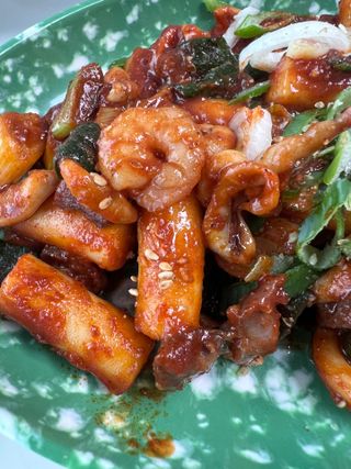화끈한녀석들 새오똥400g 새우,오징어,똥집 볶음요리 소스,밀떡, 참기름 포함 — 5점을 준 리뷰어가 2022년 11월 올린 사용 사진