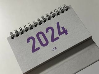 리훈 2024년달력 언더모니터 미니 탁상달력 — 5점을 준 리뷰어가 2023년 10월 올린 사용 사진