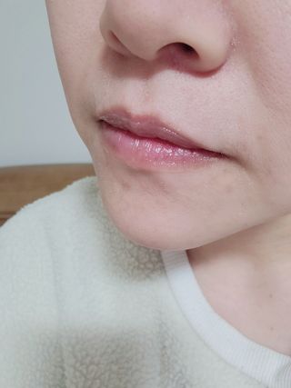 틱톡 [후르디아] 튼입술해결템 올리브영 블루베리 하이드레이팅 허니 립밤 — 5점을 준 리뷰어가 2023년 12월 올린 사용 사진