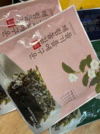 [해림맛김] 들기름에 구운 바삭바삭 김 4종 세트 + 1종 랜덤발송 총5개입 — 5점을 준 리뷰어가 2021년 2월 올린 사용 사진