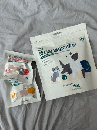 [펫시밀] 원물그대로 영양듬뿍 진공동결건조 치킨텐더100g, 열빙어트릿100g 강아지 고양이 간식 — 5점을 준 리뷰어가 2023년 5월 올린 사용 사진