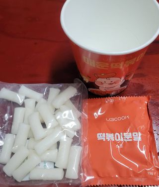 유비쿡 컵떡볶이 매운컵떡볶이2개/ 짜장컵떡볶이 2개  총 4개세트 — 5점을 준 리뷰어가 2021년 3월 올린 사용 사진