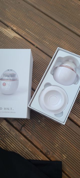 디하우트 랩 디하우트랩 클렌징 피부관리기 진동클렌저 실리콘+2종 인조모 브러시 — 5점을 준 리뷰어가 2021년 11월 올린 사용 사진
