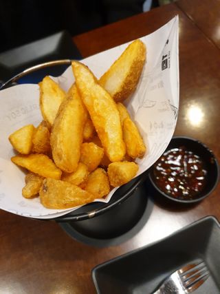 [교촌치킨 영등포역점] 치킨 메뉴 중 택1 — 5점을 준 리뷰어가 2021년 1월 올린 사용 사진