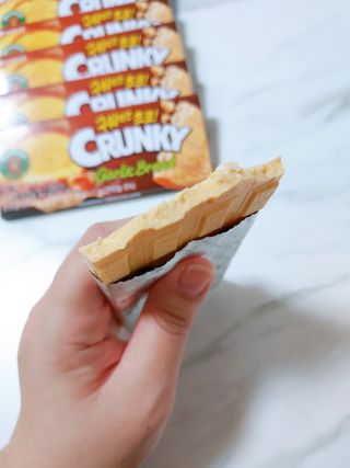 롯데제과 크런키 갈릭브레드 — 1점을 준 리뷰어가 2021년 10월 올린 사용 사진