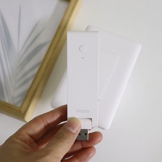 아카라 조명 스위치를 누워서 끄는 방법 (스마트 조명 스위치 2구 + 무선 리모트 스위치 1구 T1, 스마트 허브 E1) — 4점을 준 리뷰어가 2021년 12월 올린 사용 사진