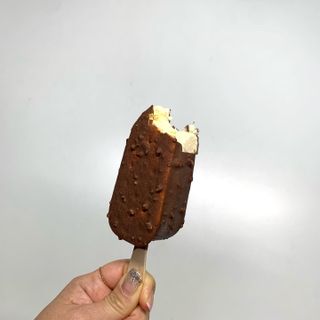 롯데제과 본젤라또 비스킷&바닐라카라멜바, 본젤라또 베리쇼콜라컵 — 5점을 준 리뷰어가 2021년 12월 올린 사용 사진