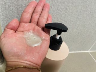 프리마인 더이상 뻣뻣하고 효과없는 탈모샴푸는 NO. 근본부터 케어하는 셀베이스 그린티샴푸(500ml) — 5점을 준 리뷰어가 2023년 4월 올린 사용 사진