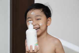 mom e 맘이 내추럴 베이비 케어 샴푸앤바스+로션 — 4.5점을 준 리뷰어가 2021년 1월 올린 사용 사진