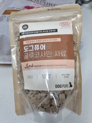 도그퓨어 피부와모질/혼합유산균/글루코사민 유기농 로스팅 사료 — 5점을 준 리뷰어가 2021년 10월 올린 사용 사진