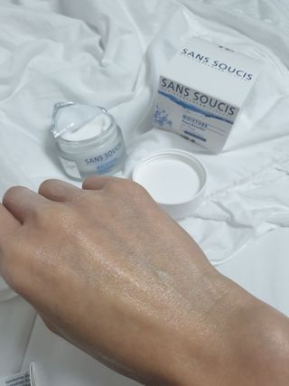산수시 아쿠아 베네핏 24h 수부지 물광 속건조 수분크림 50ml — 5점을 준 리뷰어가 2021년 8월 올린 사용 사진