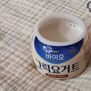 매일바이오 그릭요거트 오리지널 플레인 4개, 로스터리 커피믹스 4개 — 5점을 준 리뷰어가 2021년 12월 올린 사용 사진
