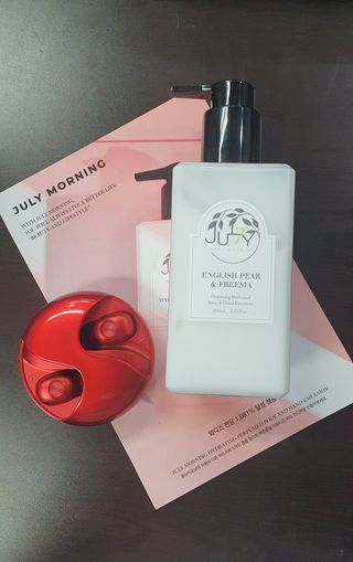줄라이 모닝 _ JULY MORNING 줄라이모닝 하이드레이팅 퍼퓸드 바디앤핸드 에멀젼 — 5점을 준 리뷰어가 2021년 9월 올린 사용 사진