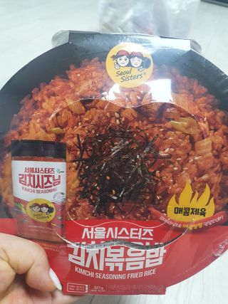 [서울시스터즈] CU 김치 4총사 세트-김치볶음밥, 김치큐브닭, 김치바삭김, 김치아몬드 — 5점을 준 리뷰어가 2021년 10월 올린 사용 사진