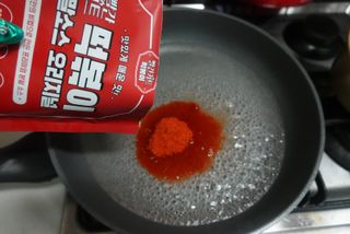빨간키트 떡볶이 밀키트 2~3인분 매운맛 국물 떡볶이 만들기 쉬운 황금 레시피 분말 소스로 간편한 요리 — 5점을 준 리뷰어가 2021년 8월 올린 사용 사진