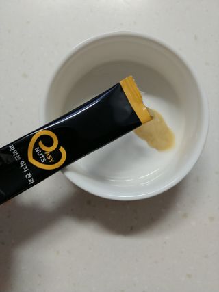 짜먹는 이지견과 짜먹는 이지아몬드, 짜먹는 이지허니피넛, 짜먹는 이지캐슈넛 각 10g X  10포 — 5점을 준 리뷰어가 2021년 2월 올린 사용 사진