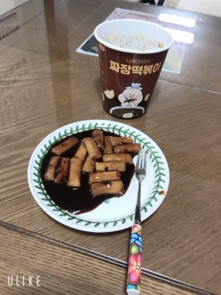 유비쿡 컵떡볶이 매운컵떡볶이2개/ 짜장컵떡볶이 2개  총 4개세트 — 5점을 준 리뷰어가 2021년 2월 올린 사용 사진