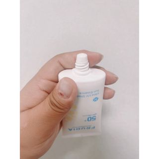 틱톡 [후르디아] 백탁NO! 화잘먹 수분광 선 에센스✨ — 5점을 준 리뷰어가 2023년 5월 올린 사용 사진