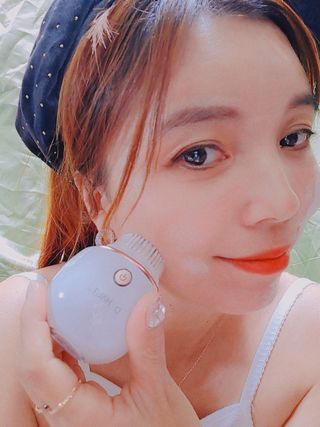 디하우트 랩 디하우트랩 클렌징 피부관리기 진동클렌저 실리콘+2종 인조모 브러시 — 5점을 준 리뷰어가 2021년 12월 올린 사용 사진