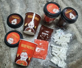 유비쿡 컵떡볶이 매운컵떡볶이2개/ 짜장컵떡볶이 2개  총 4개세트 — 5점을 준 리뷰어가 2021년 2월 올린 사용 사진